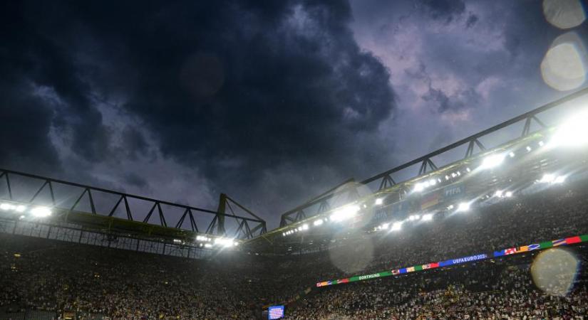 Akkora vihar sújtott le a stadionra, hogy félbeszakadt a német-dán meccs a futball-Eb nyolcaddöntőjében