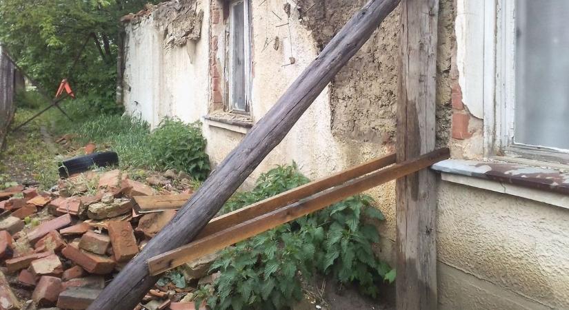 "Veszélybe sodor minket!" - A romok közt sem nyugodhat az összedőlt házú szili család