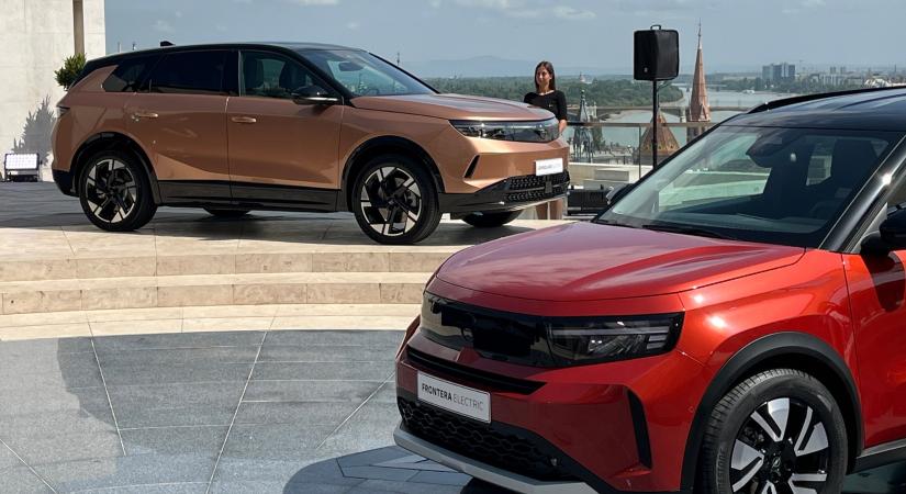 Két különleges Opel vette be a Budai Várat