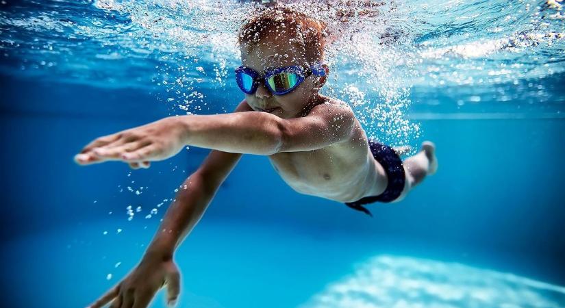 Az úszás alap, de a gyereket akkor sem lehet magára hagyni