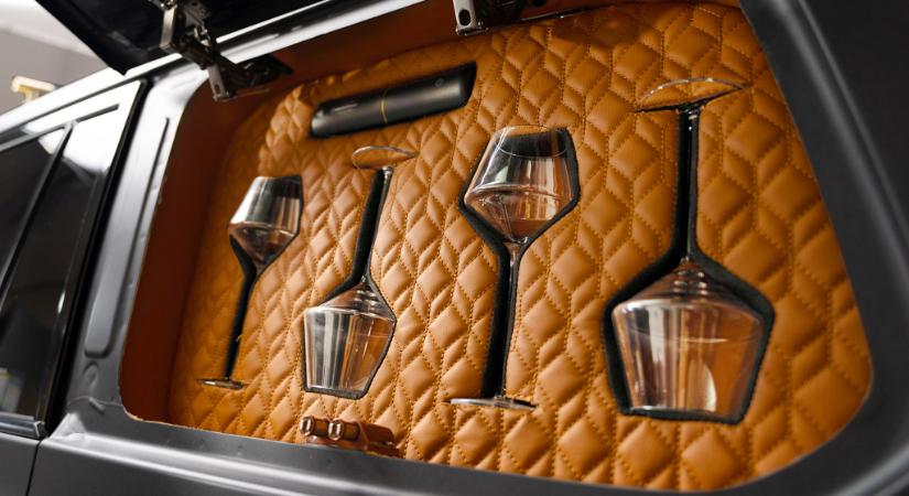 Borospohár a terepjáróban: ínyenceknek készült ez az egyedi Lexus