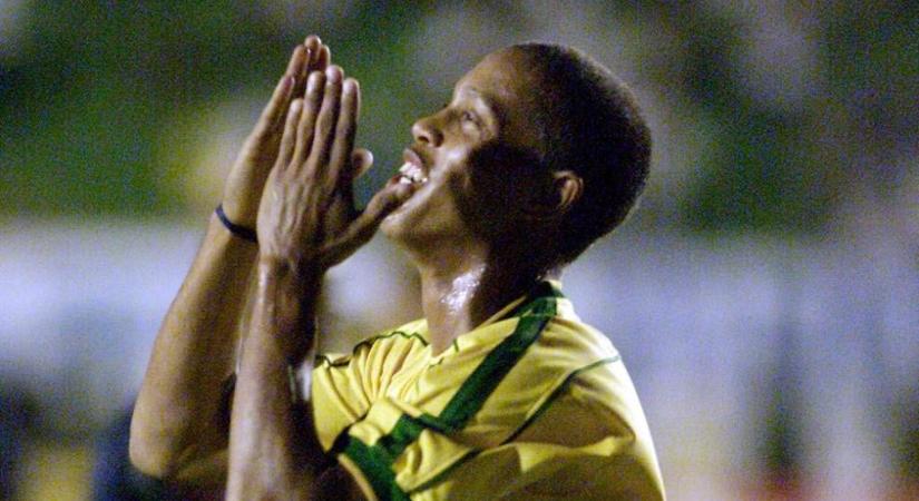 Úgy indult, hogy kiosztott egy esernyőt a védőnek – 25 éve szerezte első gólját a válogatottban Ronaldinho