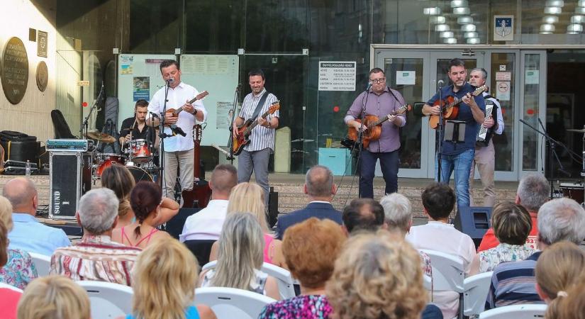 Elstartolt a Nyitott Városháza sorozat Szombathelyen: a Koprive zenekar adott koncertet - fotók