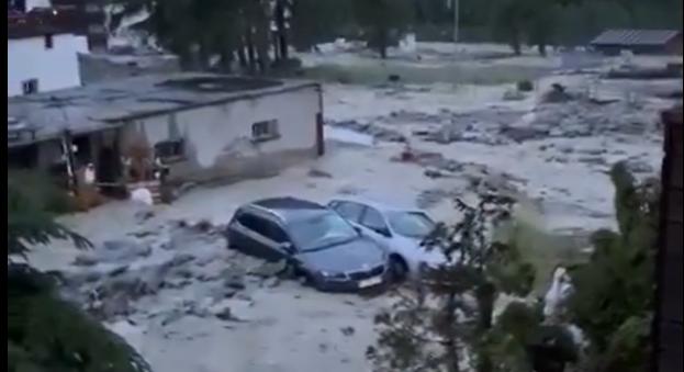 Katasztrófa Svájcban: több ember eltűnt a földcsuszamlás után - videók a pusztításról