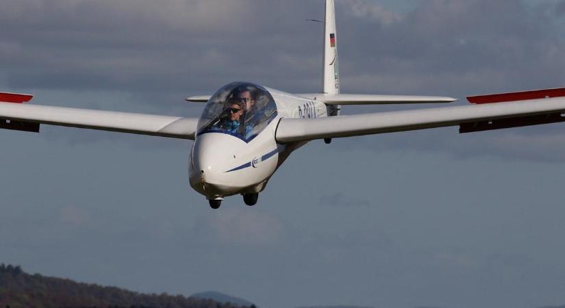 Összeütközött két vitorlázórepülő Szabolcsban: a pilóták kiugrottak a gépekből - fotók a helyszínről