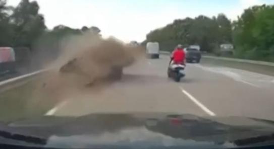 Hatalmas baleset lett egy büntetőfékezésből, a vétkes sofőr elmenekült – videó