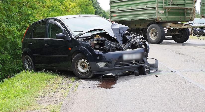 Törmelékmező a főúton, kanyarodó traktor pótkocsijába csapódott egy autó Kunszentnél– galériával