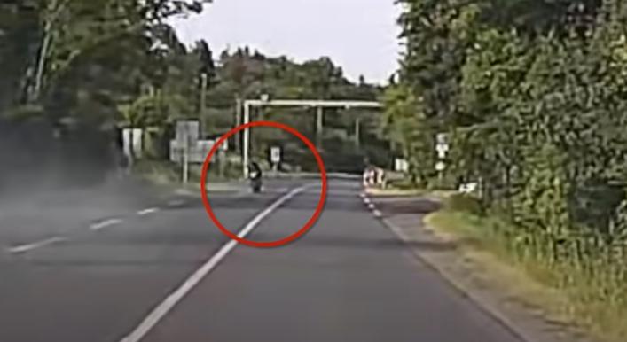Így ne! Felelőtlen motoros zúzott le egy autót: kis híján tragédia lett a manőver vége - videó