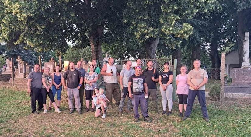 Közösségi munka - a bérbaltaváriak együtt tették rendbe a helyi temetőket
