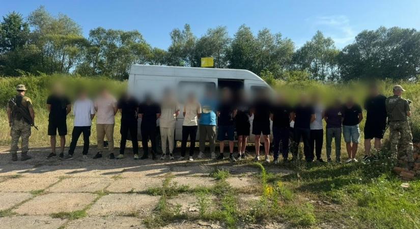 17 hadköteles férfit tartóztattak fel Asztély közelében
