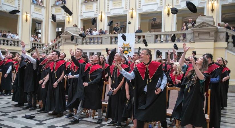 Mérnököket avattak Debrecenben – fotókon az ünnepélyes diplomaosztó