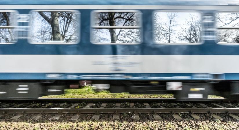 Kigyulladt egy vonat a Balatonnál, késések várhatók
