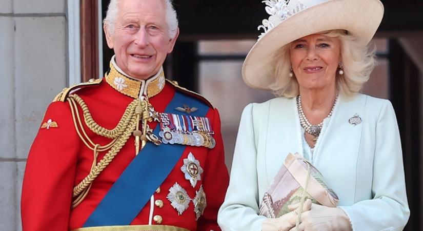Kamillát nem érdeklik a szabályok: megszegte Erzsébet szigorú divatprotokollját a királyné