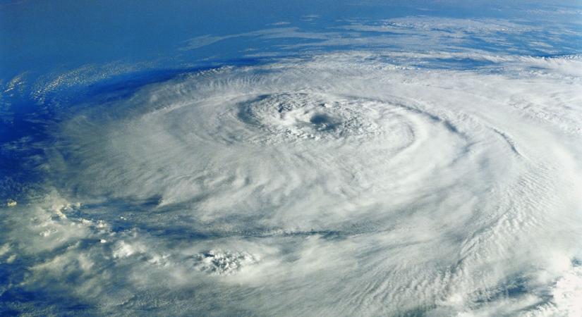 Különös időpontban csap le az első hurrikán, nagy pusztításra figyelmeztetnek