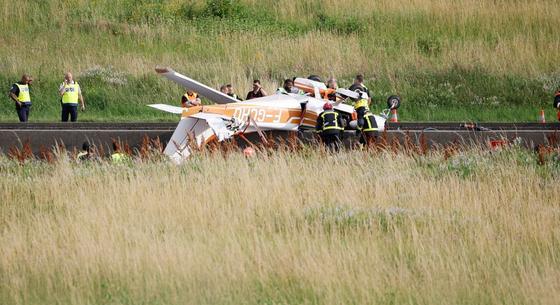 Kisrepülőgép zuhant egy autópályára Franciaországban