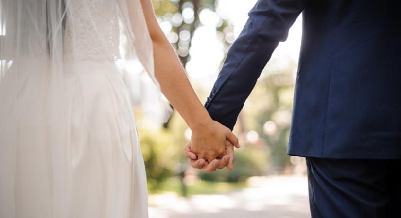 Röhögőgörcsöt kapott a vőlegény, amikor megfordult, és megpillantotta menyasszonyát - Videó