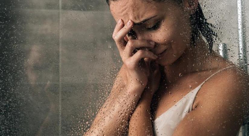Te is folyton sírsz a zuhany alatt? Ez lehet az oka