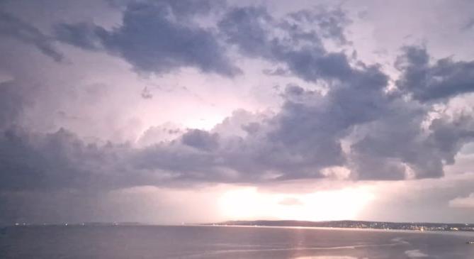 107 kilométer/órás széllökés és villámshow kísérte a vihart a Balatonnál