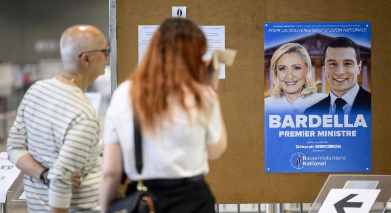 Kiugró részvétel mellett az élen Le Pen pártja a francia választás első fordulójában