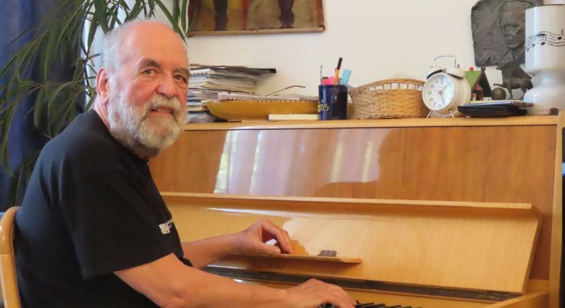 Majtényi András 1978-tól a drámatagozat munkáját segíti, ének-zenét tanít, zongorán kísér
