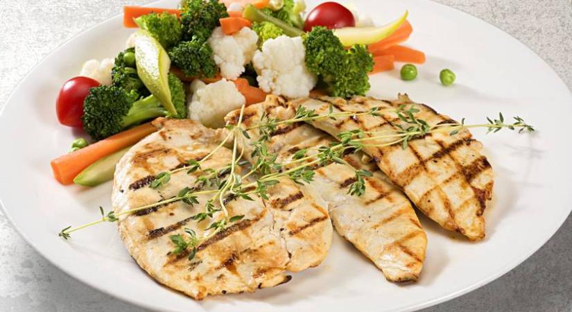 Kalóriaszegény csirkemell kakukkfüves pácban: roppanós zöldségekkel a legegészségesebb ebéd