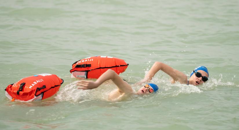Kevés felnőtt lenne képes utánozni ezeket a gyerekeket - hosszában úszták át a Balatont