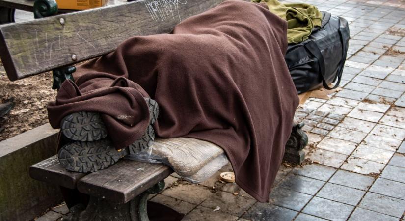 "Nem tudtam, milyen műsort nézek" - Mezítlábas hajléktalan tombolt Terézvárosban - Videó