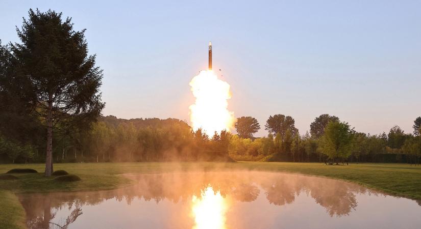 Felrobbanhatott a levegőben egy Észak-Korea által indított ballisztikus rakéta