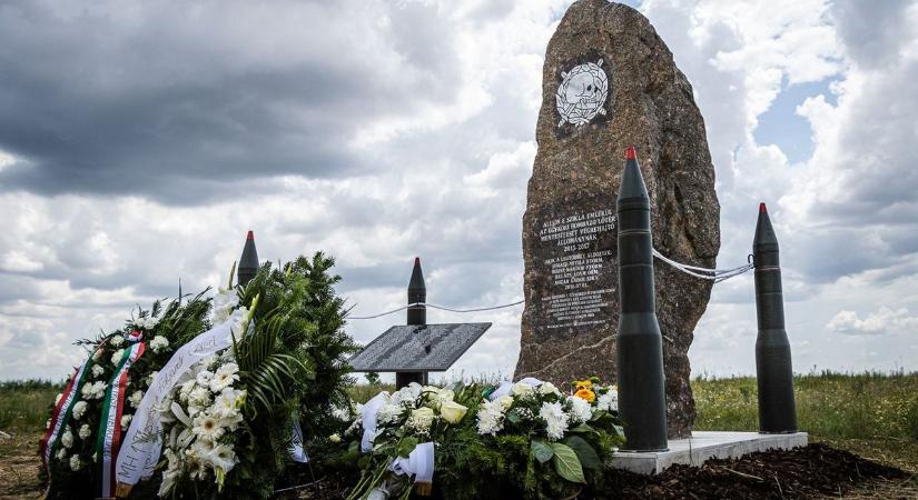Emlékművet állítottak a Hortobágyon, bombakeresés közben elhunyt tűzszerészeknek