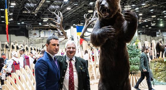 Három évvel az esemény után még mindig működik a vadászati kiállítás cége, adott is Balásyéknak februárban egy 250 milliós szerződést