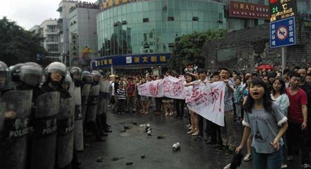 2012. július 1.: Tiltakozás a tervezett rézgyár ellen a kínai Sifangban