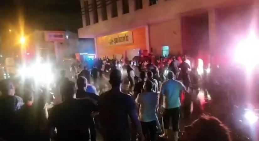 Kitört a törökországi kristályéjszaka, felgyújtották a szír bevándorlók üzleteit és otthonait – videó