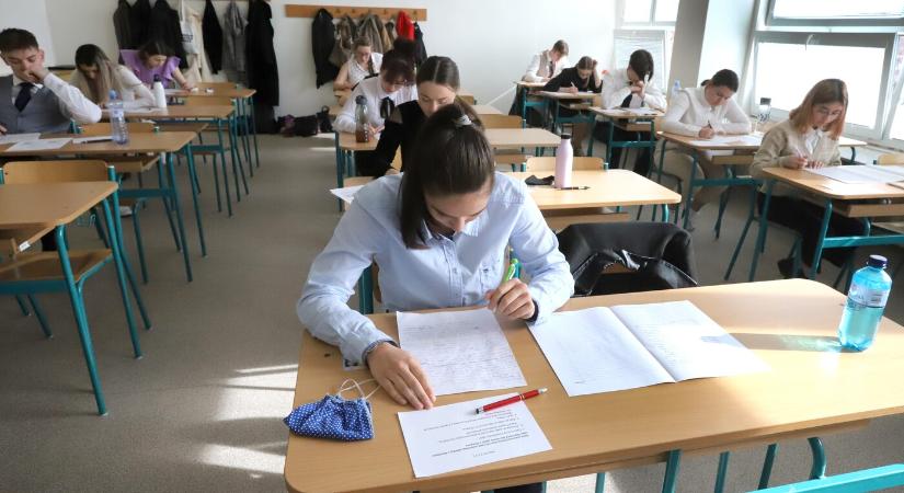Több ezer eurót kaphatnak a középiskolák végzősei