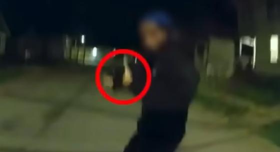 Videón, ahogy a rendőrök lelőttek egy 13 éves fiút az Egyesült Államokban, akiről kiderült, hogy csak egy játékpisztoly volt nála