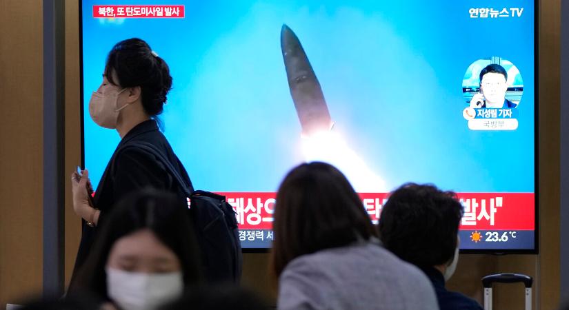 Észak-Korea két ballisztikus rakétát indított, az egyik felrobbanhatott