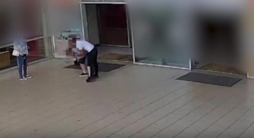 Videón, ahogy egy részegen őrjöngő férfi ököllel esik több másik férfinek és egy nőnek a Vértes Centernél