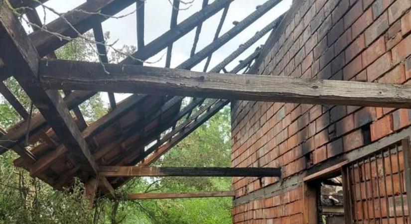 Hétvégi ház égett Túrkevén, a mezőtúri hivatásos és a túrkevei önkéntes tűzoltók fékezték meg a lángokat