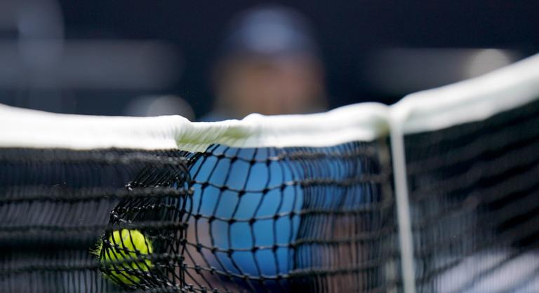 Eltiltással sújtották a kilenc éves teniszezőt, aki simán legyőzte 57 éves ellenfelét
