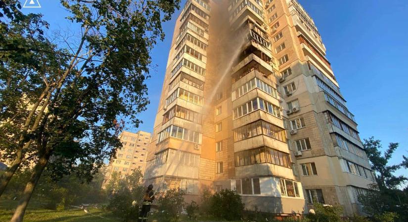 Rakétatörmelék okozott kárt egy lakóházban Kijevben