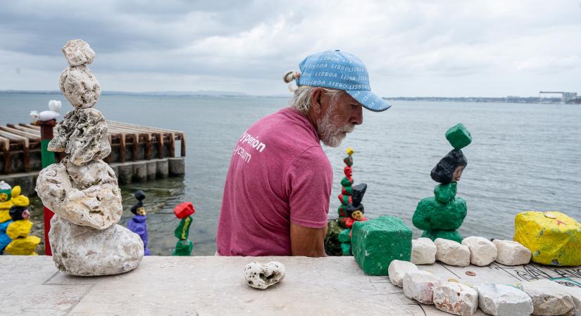 Ha Sziszifusz művész lett volna: 8 éve készíti kőszobrait Lisszabon partján egy nyugdíjas