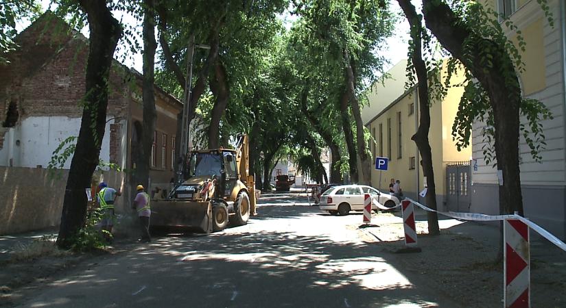 Debrecen egyik belvárosi utcájának a javítását kezdték meg