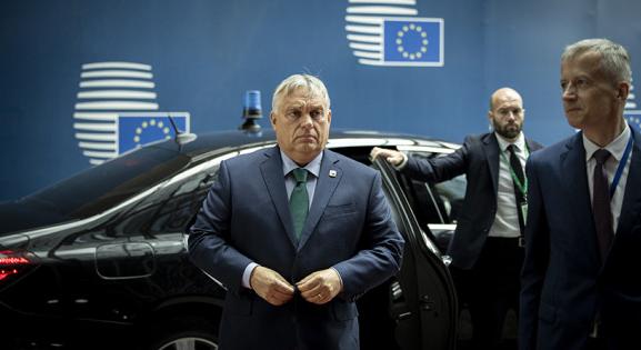 Óriásit guríthat Orbán Viktor Brüsszelben: nagy nevek léphetnek át a frakcióba?