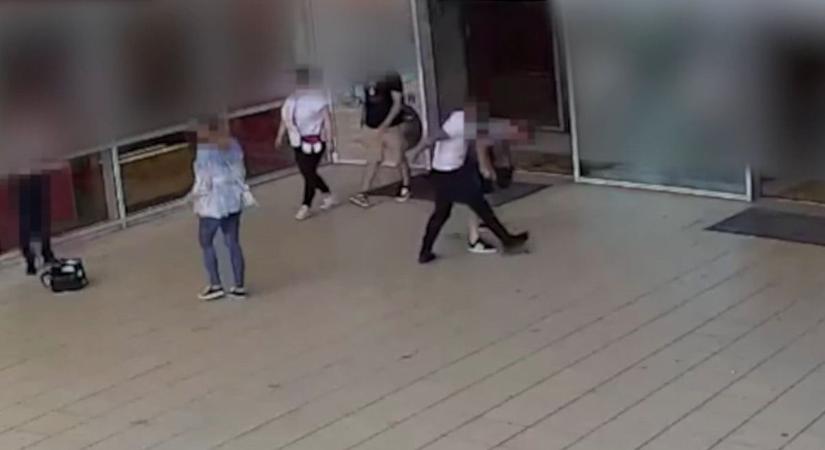 Videón a tatabányai utcai támadás: a pláza előtt kattant be a férfi
