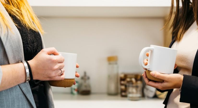Meg fogsz lepődni: el kell-e mosogatod az irodai kávésbögrédet