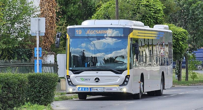 Csőtörés miatt lezárnak egy buszmegállót Debrecenben