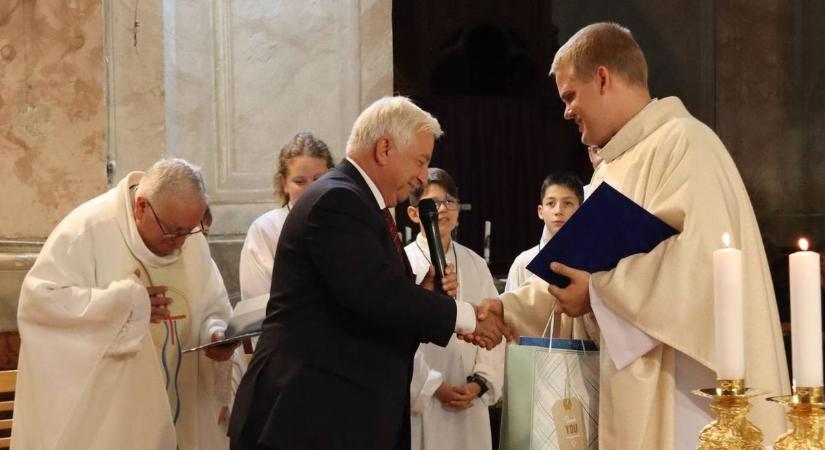 Celldömölk új plébánosa Rátkai István - első miséjén köszöntötte Fehér László polgármester is köszöntötte őt