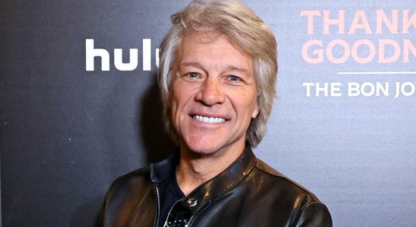A 62 éves Jon Bon Jovit meztelen felsőtesttel kapták lencsevégre: a rocksztár Szardínián nyaral a családjával