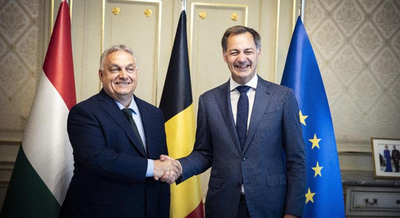Orbán hivatalosan is átvette az Európai Unió soros elnökségét a belga miniszterelnöktől