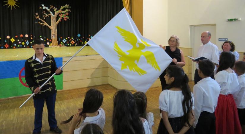Címert és zászlót avatott a gyöngyösoroszi iskola