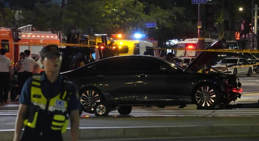 Kilenc embert gázolt halálra a zebrán egy autós: sokkoló fotók a tragédia helyszínéről - fotók